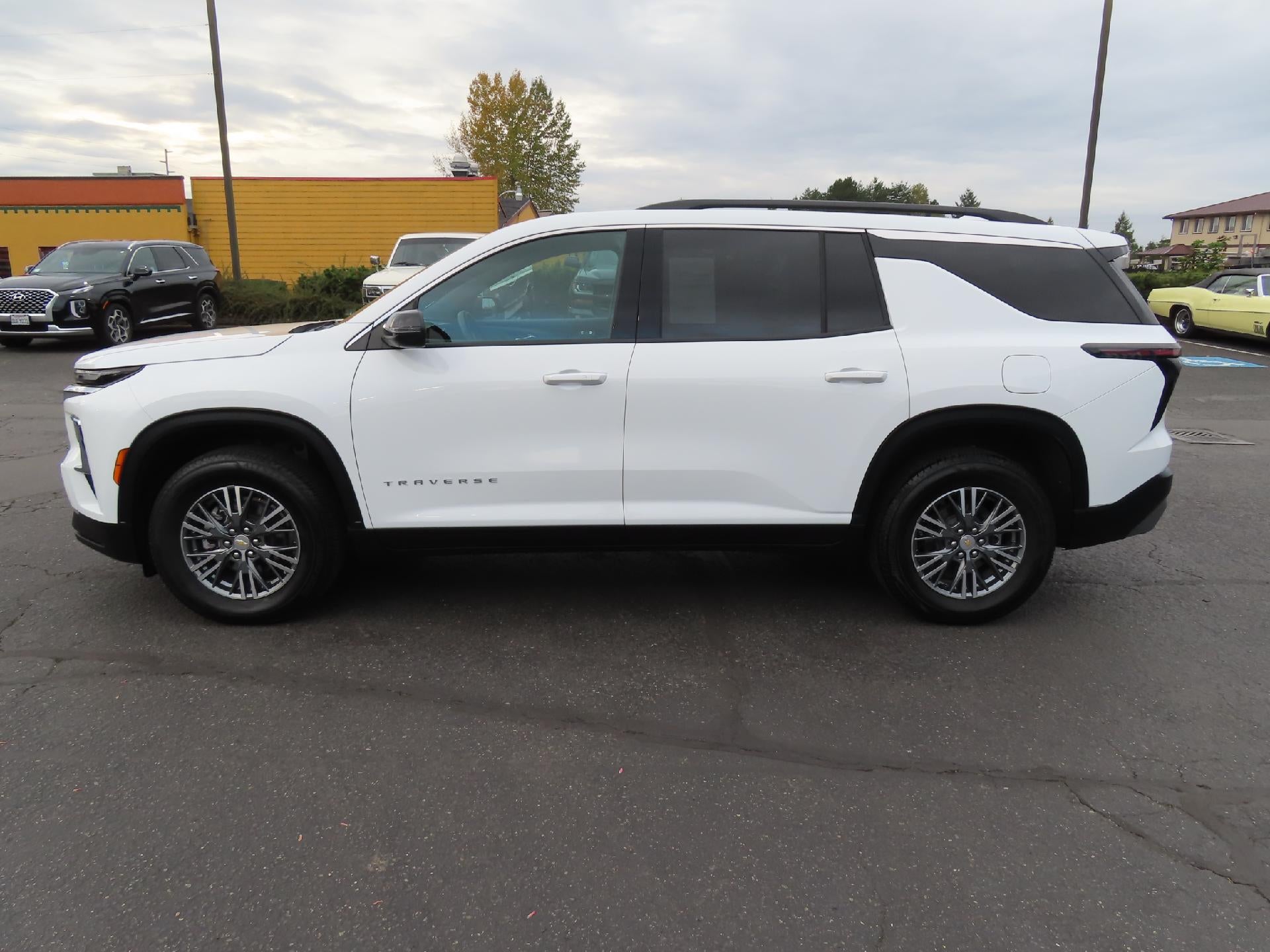 2025 Chevrolet Traverse LT