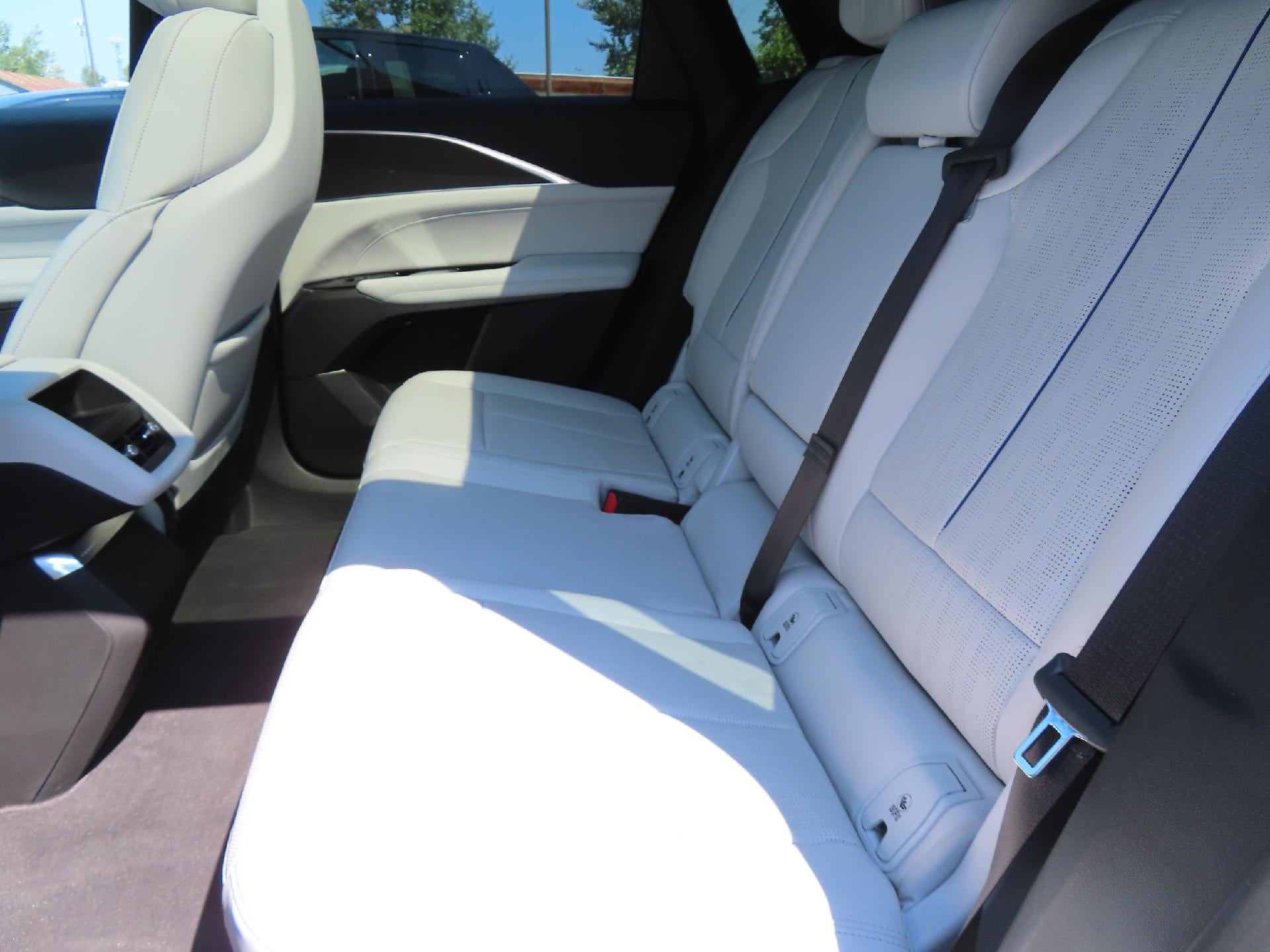 2024 Cadillac LYRIQ Luxury 1 - Photo 37