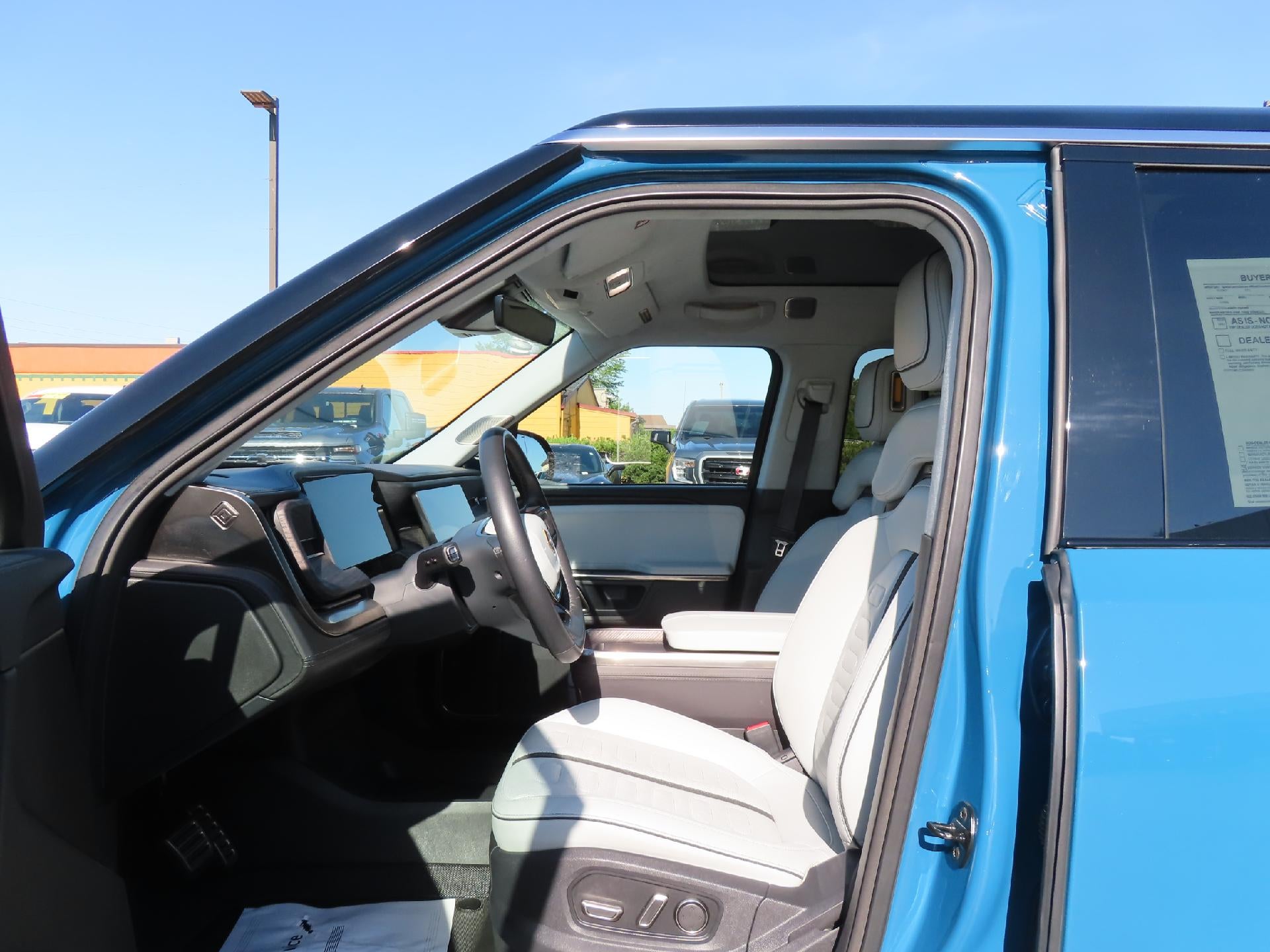 2023 RIVIAN R1S Adventure