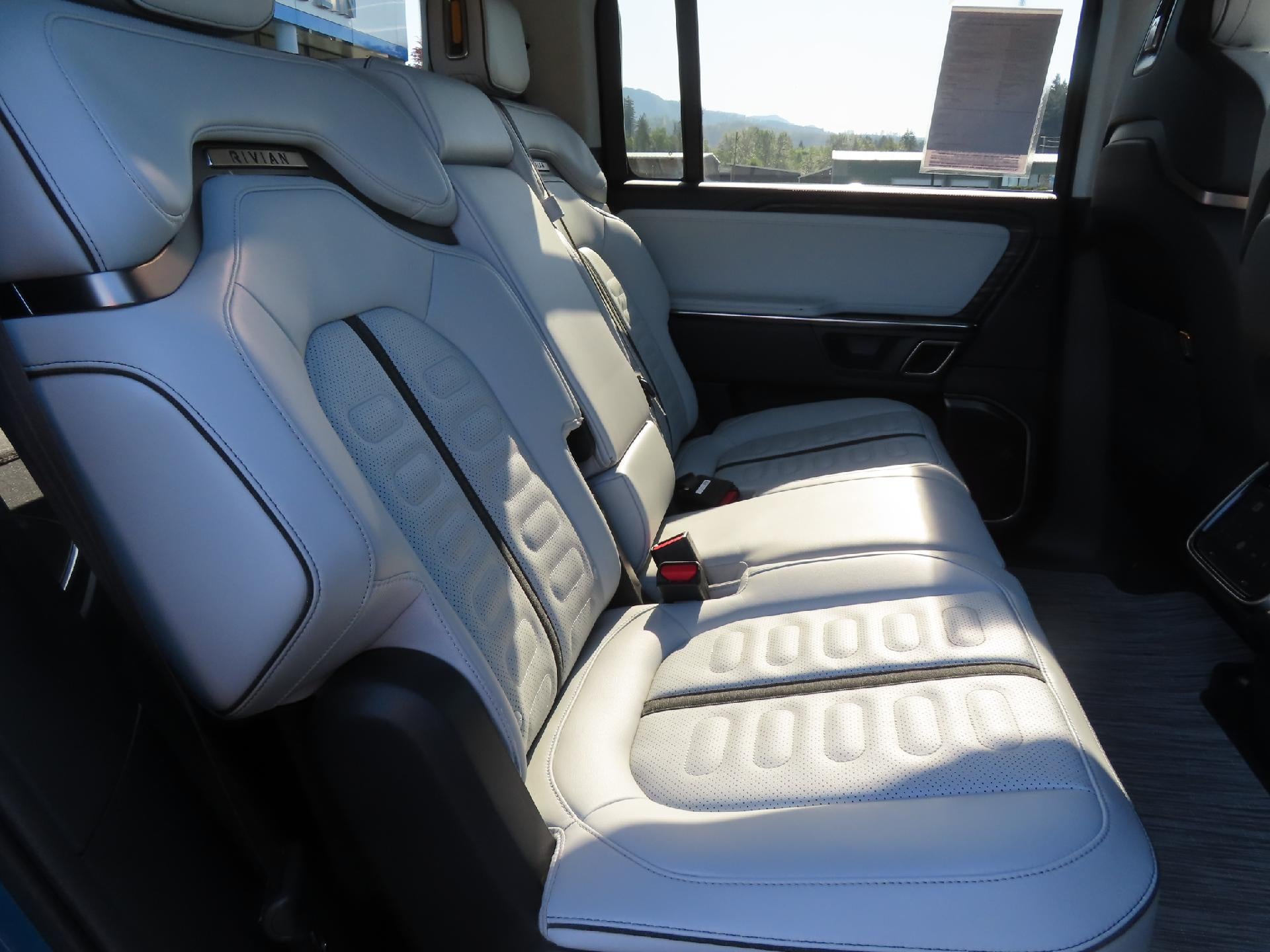 2023 RIVIAN R1S Adventure
